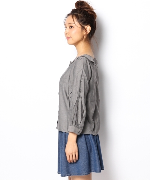 mystic(ミスティック)の「襟付きタックブラウス(シャツ/ブラウス・レディース・オフホワイト/ブルー/グレー・フリ-)」の5枚目の写真