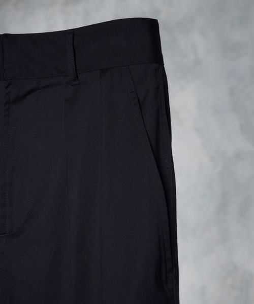 ADRER(アドラー)の「【ADRER】two tuck side zip wide short pants/ツータックサイドジップワイドショートパンツ(その他パンツ・メンズ・ブラック・SMALL/MEDIUM/LARGE/X-SMALL)」の10枚目の写真