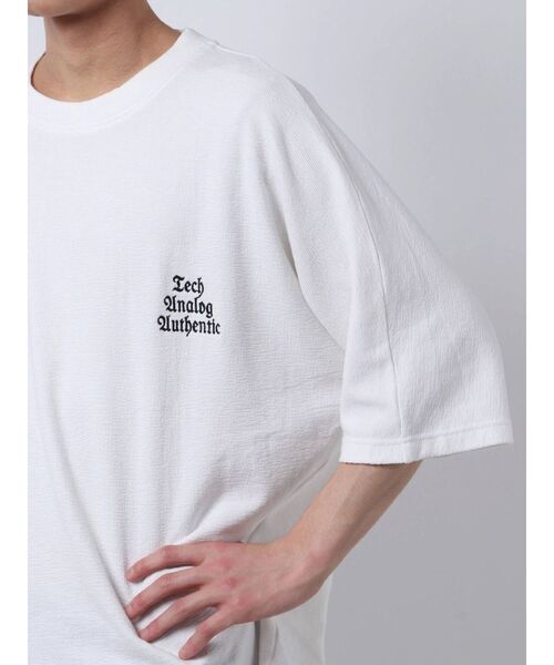 COTORICA（コトリカ）の「エンブロイダリースーパールーズT（Tシャツ/カットソー・メンズ・オフホワイト/マスタード/ブラック・LARGE/MEDIUM）」の9枚目の写真