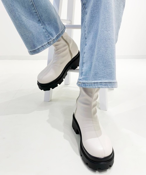 SPINNS（スピンズ）の「【BEST HITアイテム】ストレッチ厚底ショートブーツ（ブーツ・レディース・ブラック/アイボリー/ホワイト・LL/M/L）」の2枚目の写真