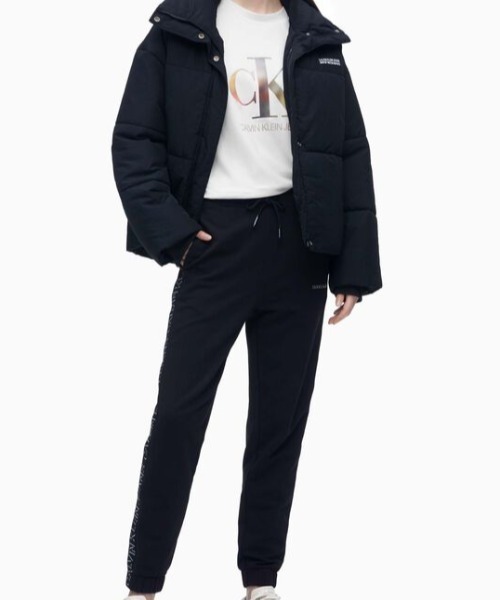 Calvin Klein Jeans（カルヴァンクラインジーンズ）の「SHADOW INSTITUTIONAL LOGO ジョガーパンツ（スウェットパンツ・レディース・ブラック・S/M/XS）」の3枚目の写真