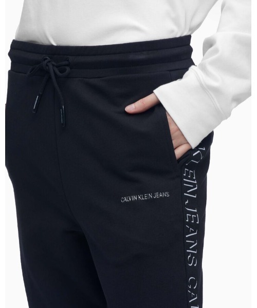 Calvin Klein Jeans（カルヴァンクラインジーンズ）の「SHADOW INSTITUTIONAL LOGO ジョガーパンツ（スウェットパンツ・レディース・ブラック・S/M/XS）」の2枚目の写真