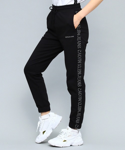 Calvin Klein Jeans（カルヴァンクラインジーンズ）の「SHADOW INSTITUTIONAL LOGO ジョガーパンツ（スウェットパンツ・レディース・ブラック・S/M/XS）」の5枚目の写真