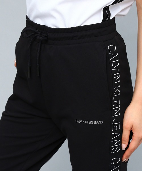 Calvin Klein Jeans（カルヴァンクラインジーンズ）の「SHADOW INSTITUTIONAL LOGO ジョガーパンツ（スウェットパンツ・レディース・ブラック・S/M/XS）」の6枚目の写真