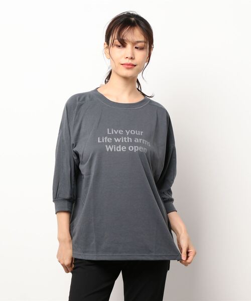 Samansa Mos2 blue(サマンサモスモスブルー)の「ロゴドルマンTシャツ(Tシャツ/カットソー・レディース・ライトベージュ/モカ/チャコール・フリ-)」の1枚目の写真