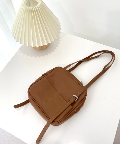 by muni:r(バイ ムニール)の「バックルスクエアミニショルダーバッグ(ショルダーバッグ・レディース・ブラック/ブラウン/アイボリー・ONE SIZE)」の1枚目の写真