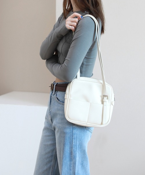 by muni:r(バイ ムニール)の「バックルスクエアミニショルダーバッグ(ショルダーバッグ・レディース・ブラック/ブラウン/アイボリー・ONE SIZE)」の2枚目の写真