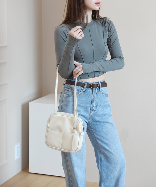 by muni:r(バイ ムニール)の「バックルスクエアミニショルダーバッグ(ショルダーバッグ・レディース・ブラック/ブラウン/アイボリー・ONE SIZE)」の4枚目の写真