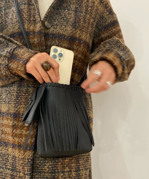 DouDou（ドゥドゥ）の「【WEB限定】フリンジディティールスマホショルダー（ショルダーバッグ・レディース・ブラック/ベージュ/グリーン・FREE）」の2枚目の写真