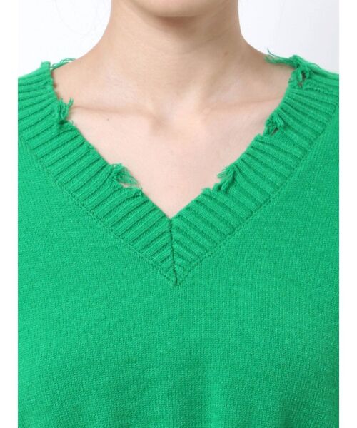 EMODA（エモダ）の「ヘムクラッシュVネックニット（ニット/セーター・レディース・ホワイト/ブラック/ブルー/グリーン・FREE）」の14枚目の写真