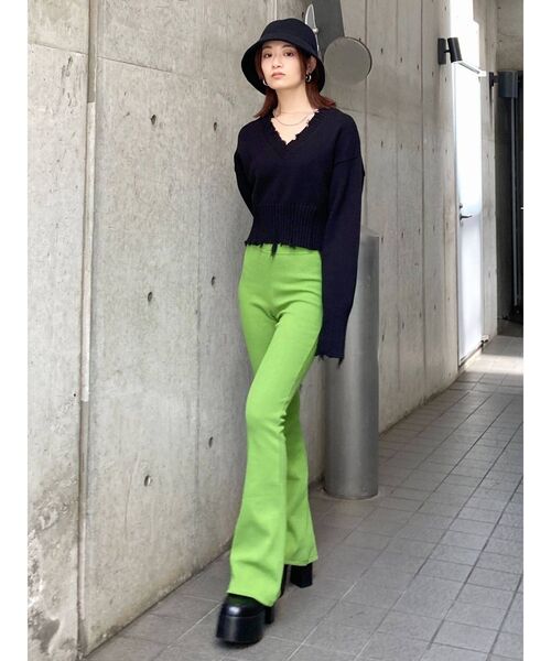 EMODA（エモダ）の「ヘムクラッシュVネックニット（ニット/セーター・レディース・ホワイト/ブラック/ブルー/グリーン・FREE）」の15枚目の写真