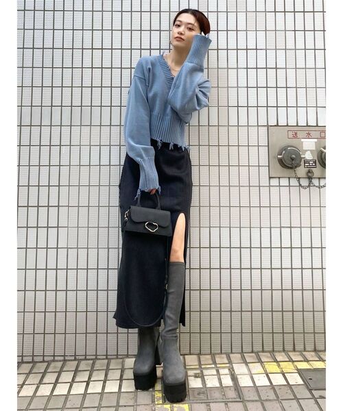 EMODA（エモダ）の「ヘムクラッシュVネックニット（ニット/セーター・レディース・ホワイト/ブラック/ブルー/グリーン・FREE）」の16枚目の写真