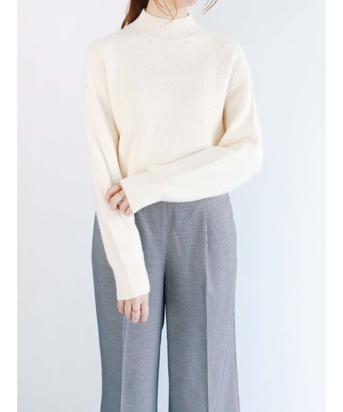 Te chichi(テチチ)の「片畦パールドットスタンドカラーニット(ニット/セーター・レディース・オフホワイト/モカ/チャコール・フリ-)」の1枚目の写真