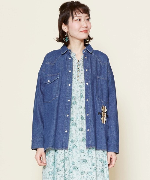 チャイハネ（チャイハネ）の「【チャイハネ】オルカジ刺繍デニムシャツ（シャツ/ブラウス・レディース・ダークブルー/ライトブルー・FREE）」の2枚目の写真