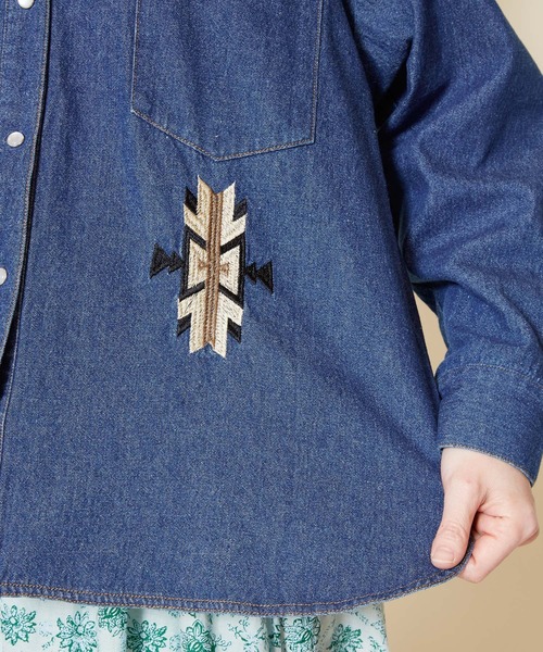 チャイハネ（チャイハネ）の「【チャイハネ】オルカジ刺繍デニムシャツ（シャツ/ブラウス・レディース・ダークブルー/ライトブルー・FREE）」の10枚目の写真