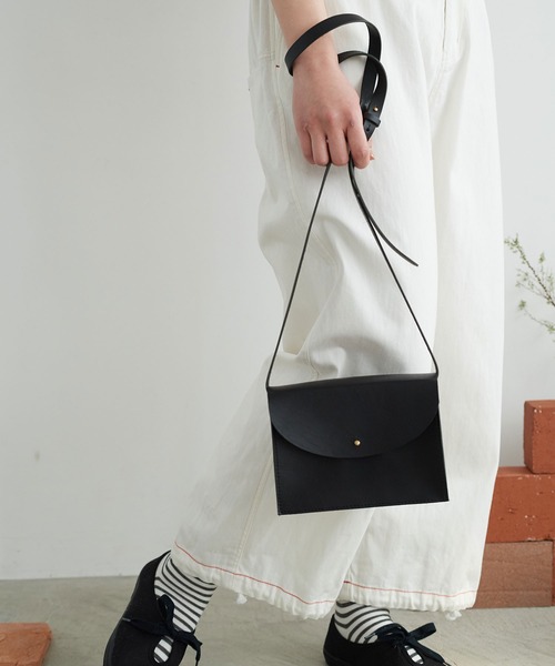 chambre de charme（シャンブルドゥシャーム）の「cdc leather しかくいポシェット（ショルダーバッグ・レディース・ブラック/キャメル・FREE）」の19枚目の写真