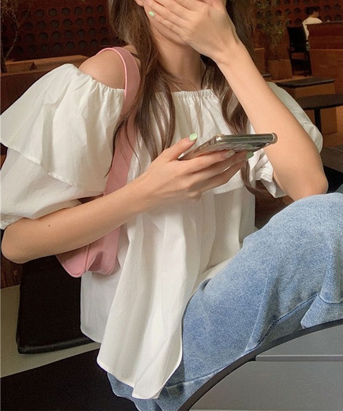 me+em select（ミームセレクト）の「【 ２ｗａｙ ／ ５色展開 】オフショルダーカラーフリルブラウス（シャツ/ブラウス・レディース・ホワイト/ピンク/イエロー/オレンジ/ブルー・FREE）」の6枚目の写真