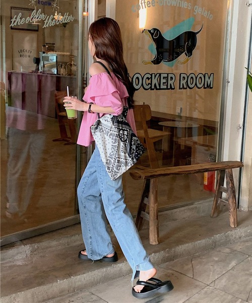 me+em select（ミームセレクト）の「【 ２ｗａｙ ／ ５色展開 】オフショルダーカラーフリルブラウス（シャツ/ブラウス・レディース・ホワイト/ピンク/イエロー/オレンジ/ブルー・FREE）」の21枚目の写真