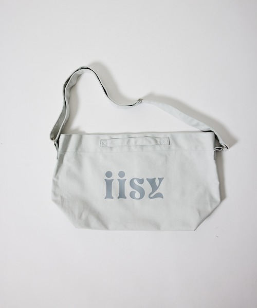 iisy(イージー)の「iisy / BIGロゴ キャンバスショルダーバッグ(ショルダーバッグ・メンズ・チャコールグレー/ライトグレー・FREE)」の1枚目の写真