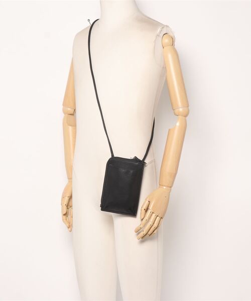 and it_（アンドイット）の「Legato Largo フルグレインフェイクレザー スマホショルダー（ショルダーバッグ・レディース・グレー/グレイッシュベージュ/ブルー/ブラック・FREE）」の8枚目の写真