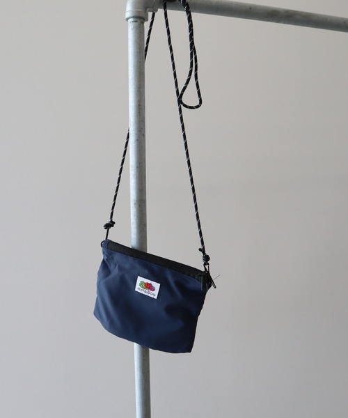 AMERICAN HOLIC（アメリカンホリック）の「【FRUIT OF THE LOOM】2WAYメッシュサコッシュ（ショルダーバッグ・レディース・ブラック/ベージュ/ネイビー/ピンク/オレンジ/ミント・FREE）」の5枚目の写真