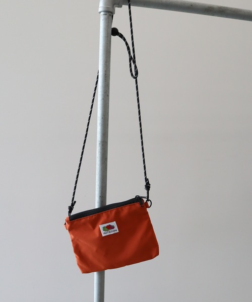 AMERICAN HOLIC（アメリカンホリック）の「【FRUIT OF THE LOOM】2WAYメッシュサコッシュ（ショルダーバッグ・レディース・ブラック/ベージュ/ネイビー/ピンク/オレンジ/ミント・FREE）」の6枚目の写真