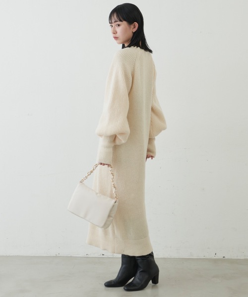 Aunt Marie's(アントマリーズ)の「ボリュームスリーブロングニットワンピース(ワンピース・レディース・ライム/アイボリー/ベージュ/ブラック/ブルー/レッド・FREE/SMALL)」の11枚目の写真