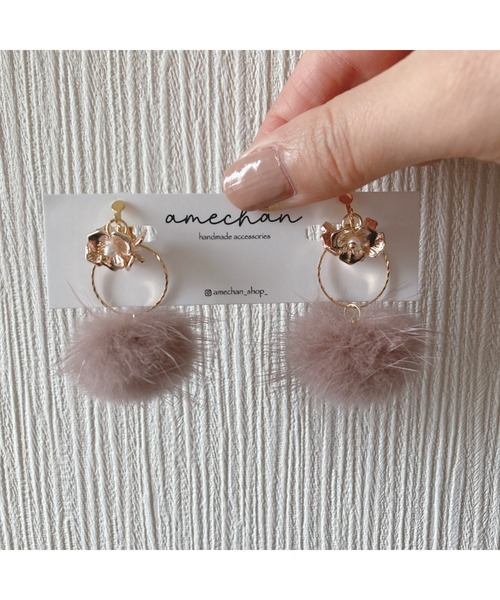 tone（トーン）の「【amechan】2way小花とミンクファー（イヤリング）(MA)（イヤリング・レディース・モカ/ピンクベージュ/グレー/ブラック/ベージュ/ブラウン・FREE）」の21枚目の写真