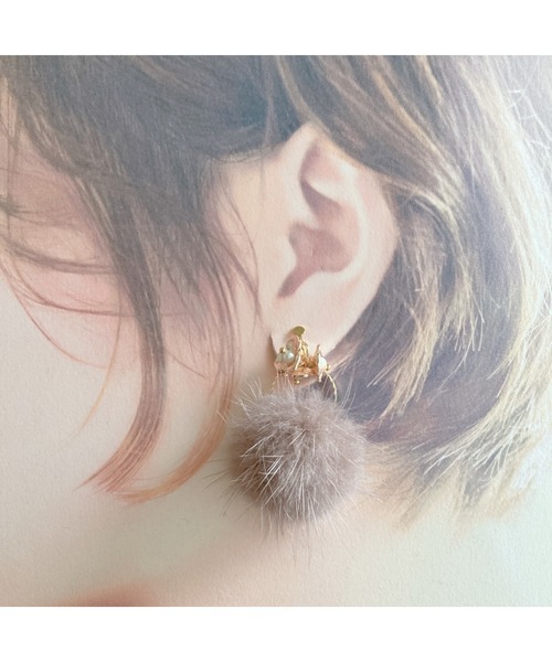 tone（トーン）の「【amechan】2way小花とミンクファー（イヤリング）(MA)（イヤリング・レディース・モカ/ピンクベージュ/グレー/ブラック/ベージュ/ブラウン・FREE）」の22枚目の写真