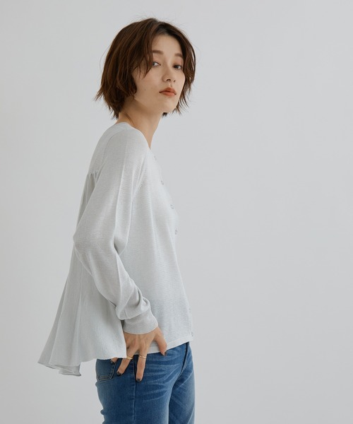 Jayro(ジャイロ)の「後ろふんわりラウンドネックカーディガン(カーディガン/ボレロ・レディース・ブラック/ゴールド/シルバー・M)」の9枚目の写真