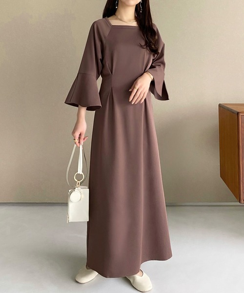 callautia（カラウティア）の「スクエアネックタックワンピース