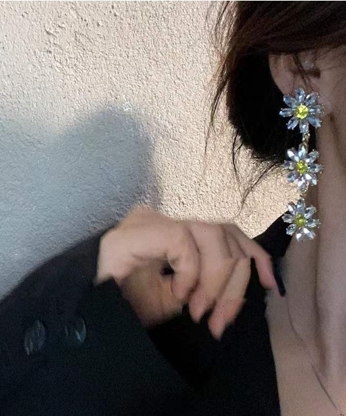 tolene(トレネ)の「フラワービジューピアス(ピアス(両耳用)・レディース・A・ONE SIZE)」の3枚目の写真