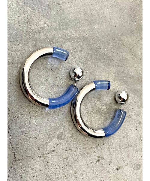 EMODA(エモダ)の「クリアフープピアス(ピアス(両耳用)・レディース・ブルー/クリア/グリーン・FREE)」の2枚目の写真