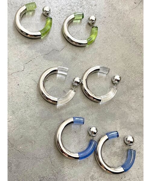 EMODA(エモダ)の「クリアフープピアス(ピアス(両耳用)・レディース・ブルー/クリア/グリーン・FREE)」の8枚目の写真