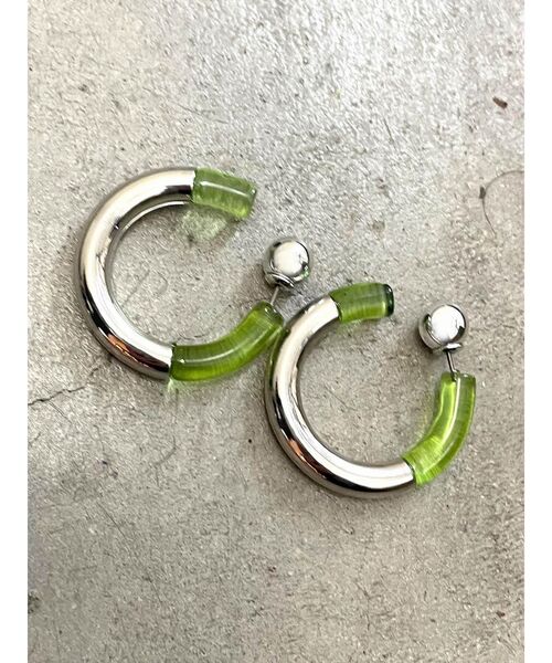 EMODA(エモダ)の「クリアフープピアス(ピアス(両耳用)・レディース・ブルー/クリア/グリーン・FREE)」の11枚目の写真