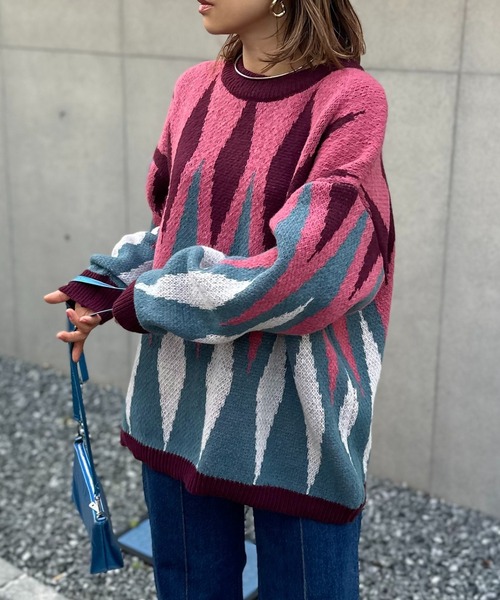 mi via loca（ミヴィアロカ）の「Vintageライク ダイヤ柄ジャガードニット（ニット/セーター・レディース・ネイビー/ピンク・FREE）」の2枚目の写真