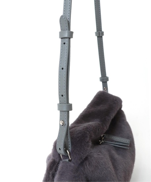 Jines（ジネス）の「フェイクファー・ワンハンドルバッグ（ハンドバッグ・レディース・アイボリー/チャコールグレー・FREE）」の9枚目の写真