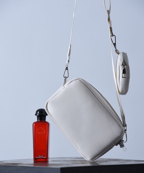 folka（フォルカ）の「3-11E28 ポーチ付き ミニ ショルダーバッグ（ショルダーバッグ・レディース・ブラック/ホワイト・ONESIZE）」の2枚目の写真