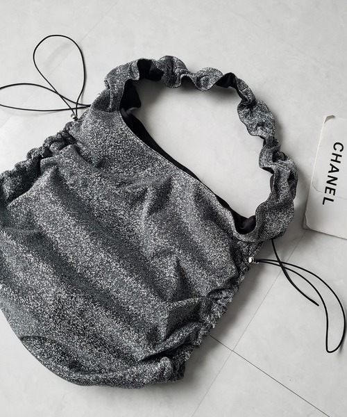 me+em select(ミームセレクト)の「【 3color / 2WAY 】ドローストリングラメシャーリングショルダーバッグ(ショルダーバッグ・レディース・ブラック/シルバー/グレー・FREE)」の3枚目の写真