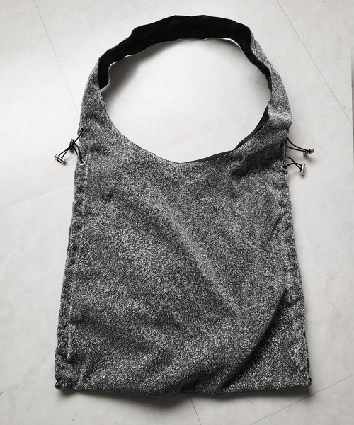 me+em select(ミームセレクト)の「【 3color / 2WAY 】ドローストリングラメシャーリングショルダーバッグ(ショルダーバッグ・レディース・ブラック/シルバー/グレー・FREE)」の21枚目の写真