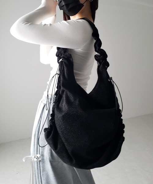 me+em select(ミームセレクト)の「【 3color / 2WAY 】ドローストリングラメシャーリングショルダーバッグ(ショルダーバッグ・レディース・ブラック/シルバー/グレー・FREE)」の7枚目の写真