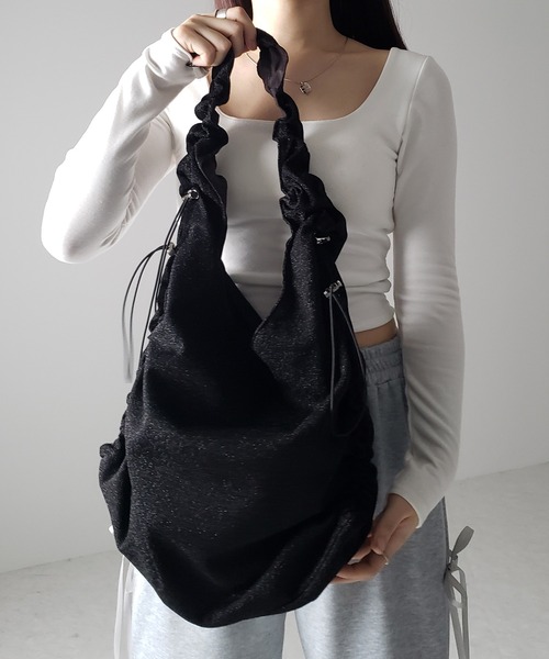 me+em select(ミームセレクト)の「【 3color / 2WAY 】ドローストリングラメシャーリングショルダーバッグ(ショルダーバッグ・レディース・ブラック/シルバー/グレー・FREE)」の8枚目の写真