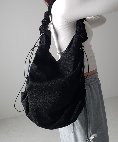 me+em select(ミームセレクト)の「【 3color / 2WAY 】ドローストリングラメシャーリングショルダーバッグ(ショルダーバッグ・レディース・ブラック/シルバー/グレー・FREE)」の9枚目の写真