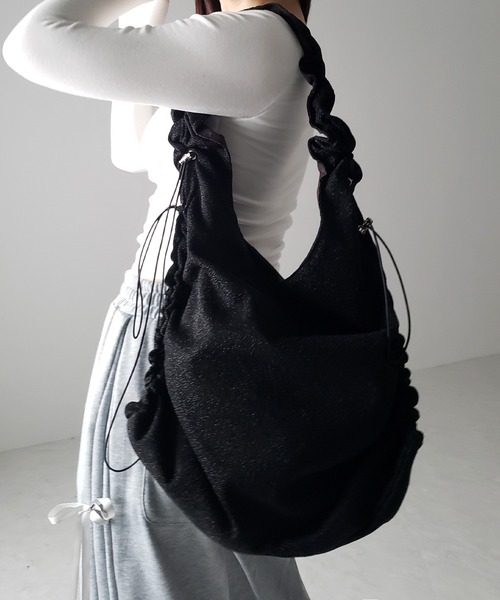 me+em select(ミームセレクト)の「【 3color / 2WAY 】ドローストリングラメシャーリングショルダーバッグ(ショルダーバッグ・レディース・ブラック/シルバー/グレー・FREE)」の11枚目の写真