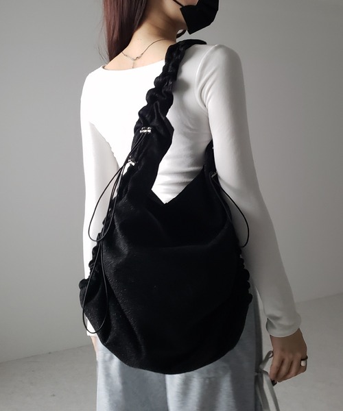 me+em select(ミームセレクト)の「【 3color / 2WAY 】ドローストリングラメシャーリングショルダーバッグ(ショルダーバッグ・レディース・ブラック/シルバー/グレー・FREE)」の5枚目の写真