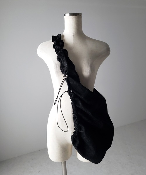 me+em select(ミームセレクト)の「【 3color / 2WAY 】ドローストリングラメシャーリングショルダーバッグ(ショルダーバッグ・レディース・ブラック/シルバー/グレー・FREE)」の14枚目の写真