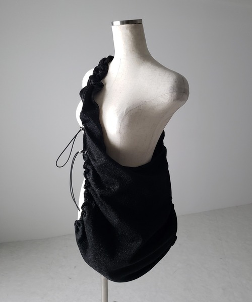 me+em select(ミームセレクト)の「【 3color / 2WAY 】ドローストリングラメシャーリングショルダーバッグ(ショルダーバッグ・レディース・ブラック/シルバー/グレー・FREE)」の15枚目の写真