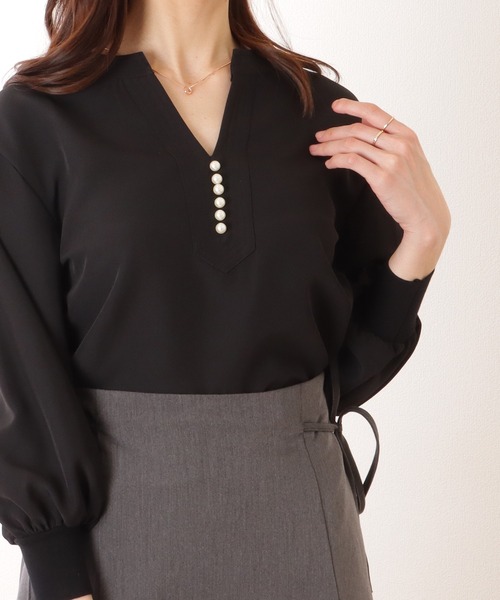 Lace Ladies(レースレディース)の「パール ボタン キーネック 長袖 ブラウス(シャツ/ブラウス・レディース・ベージュ/ネイビー/ブラック/アイボリー・S/FREE)」の1枚目の写真
