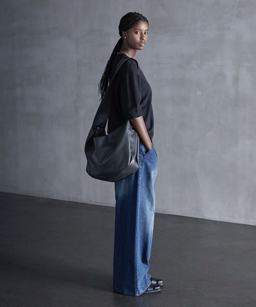 SUIN ネオプレン素材ハーフムーンボディショルダーハンドバッグ cooga】≪人気No1エフィネシリーズ≫ 「全方位美しいショルダー