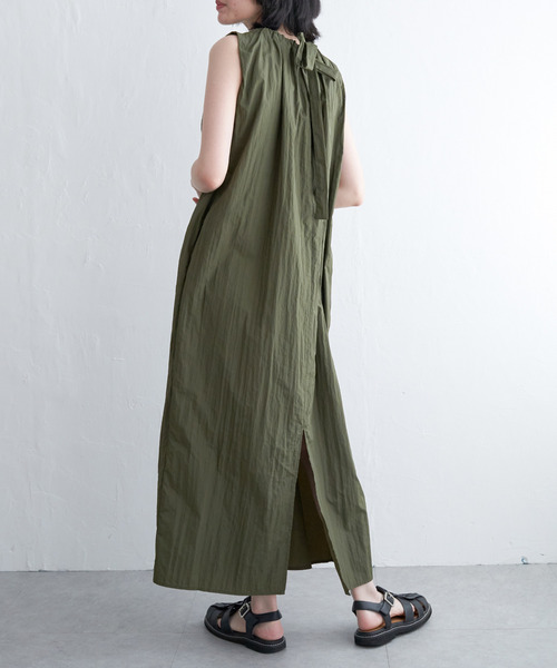 VENCEEXCHANGE（ヴァンスエクスチェンジ）の「ナイロンタフタ後ろリボンワンピース（ワンピース・レディース・ベージュ/ブラック/オフホワイト/グリーン系・FREE）」の4枚目の写真